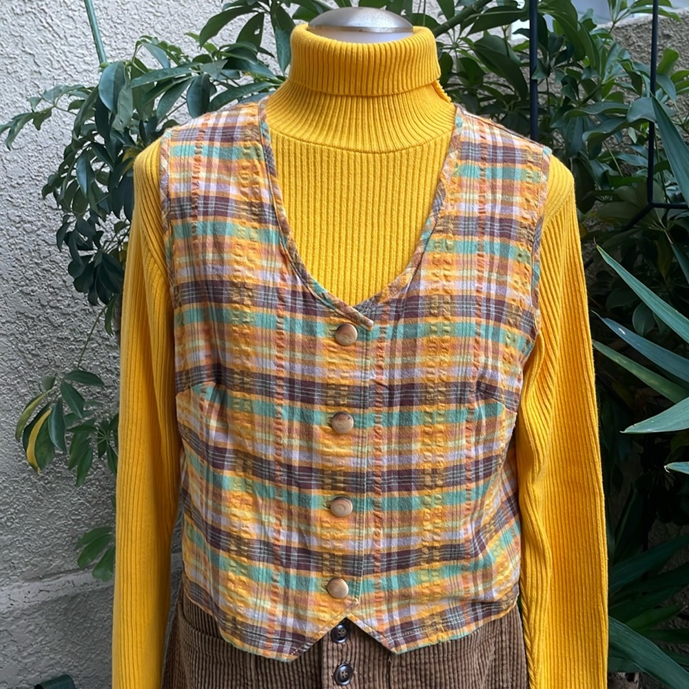 Multicolored handmade cotton vest with wooden buttons